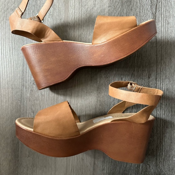me too Shoes - 🌻 Tan Platform Wedge Sandals 🌻